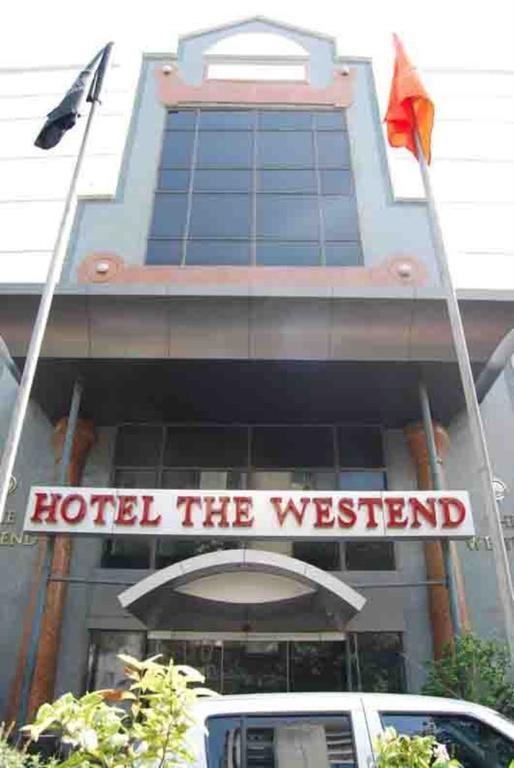 Hotel The Westend Ахмедабад Экстерьер фото