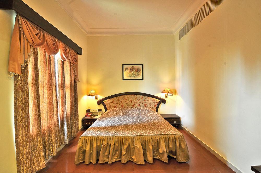 Hotel The Westend Ахмедабад Экстерьер фото
