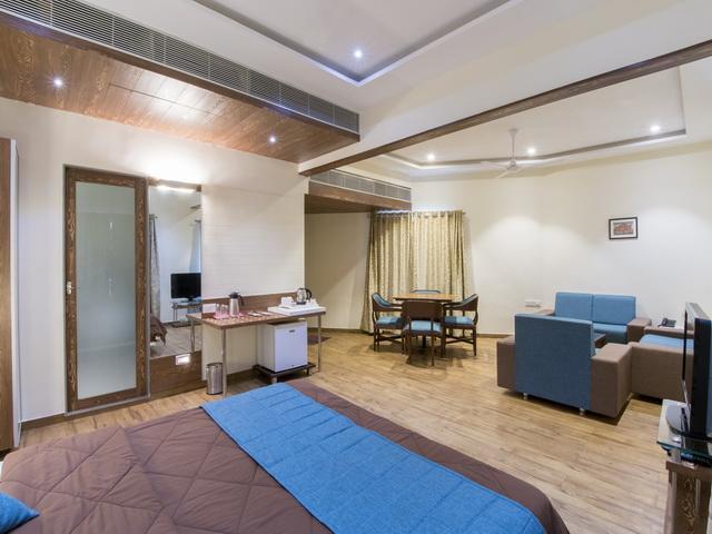 Hotel The Westend Ахмедабад Экстерьер фото